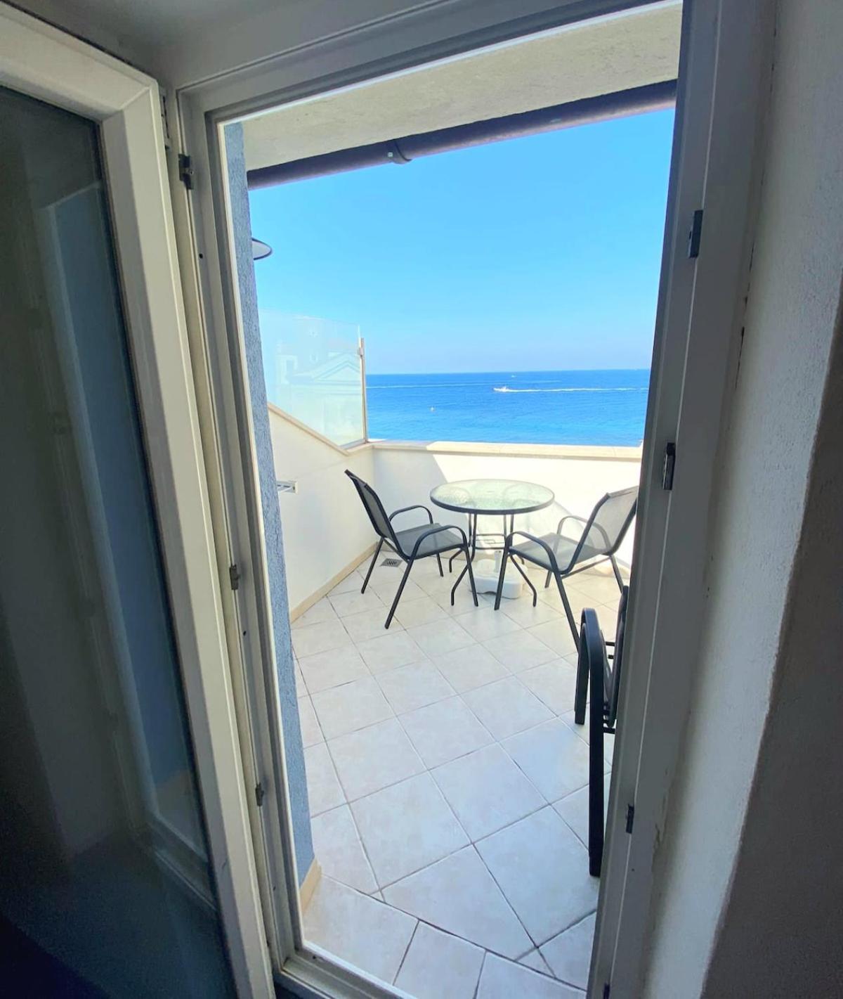 Great Terrace Facing Sea ! Apartment