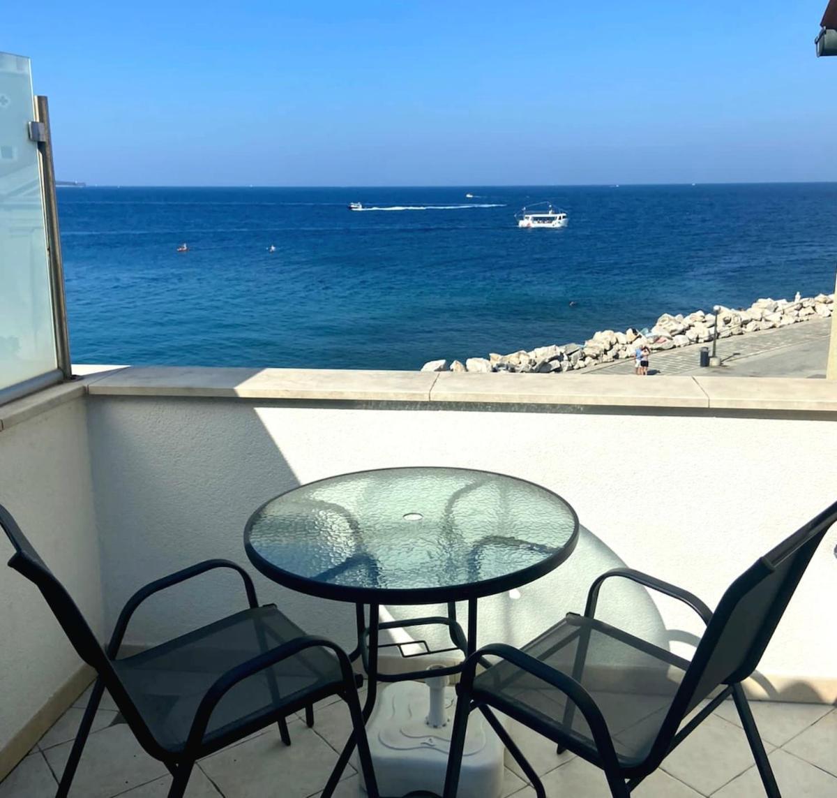 Great Terrace Facing Sea ! *
